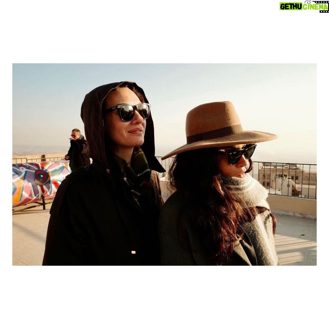 Birce Akalay - 167.2K Likes - Hikaye’de kalmasına kıyamadığım fotoğraflarımızla bu yılın son Mardin kavuşması.
Beni bilen Mardin’e ne denli düşkün olduğumu, o kadim şehrin sokaklarında kendimi ne kadar özgür hissettiğimi bilir. Yaşadığım ülkenin bir diğer ucunda bir şehir değil kapı komşum kadar yakın, evim kadar samimidir canım Mardin’im. İlk defa gören dostlarımı götürürken içimdeki ev sahibi heyecanı ve geçirdiğimiz güzel günler yine paha biçilemezdi benim için.
Daha çok fotoğraf var elbette kimseler gücenmesin diye hepsini koymak isterdim ama şimdilik bu kadar olsun..
Bu defa kalbime taht kuran cümle ise yine canım dostum Tacettin’in düşlerinden döküldü;
•••
“ Burada anahtarlar kapıları dışarıdan değil, içeriden açmak içindir. “
•••
Kapılarımızı güven ve huzurla insanlara açabildiğimiz,dileklerimizin,dualarımızın gökyüzüne salındığı, sevginin, kardeşliğin, özgürlüğün kalbimize kan pompaladığı bir 3 günü geride bıraktık.
Tüm dostlarıma çok teşekkür ederim.
🎄