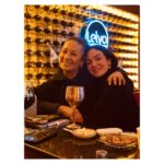 Birce Akalay Instagram - Hikaye’de kalmasına kıyamadığım fotoğraflarımızla bu yılın son Mardin kavuşması. Beni bilen Mardin’e ne denli düşkün olduğumu, o kadim şehrin sokaklarında kendimi ne kadar özgür hissettiğimi bilir. Yaşadığım ülkenin bir diğer ucunda bir şehir değil kapı komşum kadar yakın, evim kadar samimidir canım Mardin’im. İlk defa gören dostlarımı götürürken içimdeki ev sahibi heyecanı ve geçirdiğimiz güzel günler yine paha biçilemezdi benim için. Daha çok fotoğraf var elbette kimseler gücenmesin diye hepsini koymak isterdim ama şimdilik bu kadar olsun.. Bu defa kalbime taht kuran cümle ise yine canım dostum Tacettin’in düşlerinden döküldü; ••• “ Burada anahtarlar kapıları dışarıdan değil, içeriden açmak içindir. “ ••• Kapılarımızı güven ve huzurla insanlara açabildiğimiz,dileklerimizin,dualarımızın gökyüzüne salındığı, sevginin, kardeşliğin, özgürlüğün kalbimize kan pompaladığı bir 3 günü geride bıraktık. Tüm dostlarıma çok teşekkür ederim. 🎄 Mardin,Turkey
