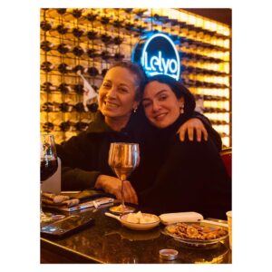 Birce Akalay Instagram - Hikaye’de kalmasına kıyamadığım fotoğraflarımızla bu yılın son Mardin kavuşması.
Beni bilen Mardin’e ne denli düşkün olduğumu, o kadim şehrin sokaklarında kendimi ne kadar özgür hissettiğimi bilir. Yaşadığım ülkenin bir diğer ucunda bir şehir değil kapı komşum kadar yakın, evim kadar samimidir canım Mardin’im. İlk defa gören dostlarımı götürürken içimdeki ev sahibi heyecanı ve geçirdiğimiz güzel günler yine paha biçilemezdi benim için. 
Daha çok fotoğraf var elbette kimseler gücenmesin diye hepsini koymak isterdim ama şimdilik bu kadar olsun..
Bu defa kalbime taht kuran cümle ise yine canım dostum Tacettin’in düşlerinden döküldü;
•••
“ Burada anahtarlar kapıları dışarıdan değil, içeriden açmak içindir. “
•••
Kapılarımızı güven ve huzurla insanlara açabildiğimiz,dileklerimizin,dualarımızın gökyüzüne salındığı, sevginin, kardeşliğin, özgürlüğün kalbimize kan pompaladığı bir 3 günü geride bıraktık.
Tüm dostlarıma çok teşekkür ederim.
🎄