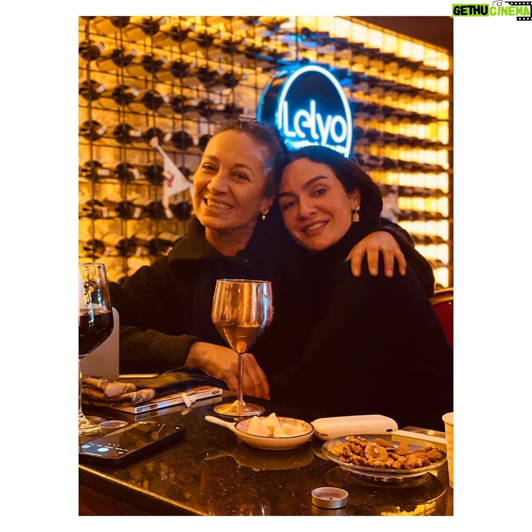 Birce Akalay - 167.2K Likes - Hikaye’de kalmasına kıyamadığım fotoğraflarımızla bu yılın son Mardin kavuşması.
Beni bilen Mardin’e ne denli düşkün olduğumu, o kadim şehrin sokaklarında kendimi ne kadar özgür hissettiğimi bilir. Yaşadığım ülkenin bir diğer ucunda bir şehir değil kapı komşum kadar yakın, evim kadar samimidir canım Mardin’im. İlk defa gören dostlarımı götürürken içimdeki ev sahibi heyecanı ve geçirdiğimiz güzel günler yine paha biçilemezdi benim için.
Daha çok fotoğraf var elbette kimseler gücenmesin diye hepsini koymak isterdim ama şimdilik bu kadar olsun..
Bu defa kalbime taht kuran cümle ise yine canım dostum Tacettin’in düşlerinden döküldü;
•••
“ Burada anahtarlar kapıları dışarıdan değil, içeriden açmak içindir. “
•••
Kapılarımızı güven ve huzurla insanlara açabildiğimiz,dileklerimizin,dualarımızın gökyüzüne salındığı, sevginin, kardeşliğin, özgürlüğün kalbimize kan pompaladığı bir 3 günü geride bıraktık.
Tüm dostlarıma çok teşekkür ederim.
🎄