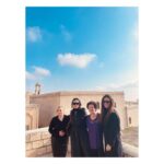 Birce Akalay Instagram - Hikaye’de kalmasına kıyamadığım fotoğraflarımızla bu yılın son Mardin kavuşması. Beni bilen Mardin’e ne denli düşkün olduğumu, o kadim şehrin sokaklarında kendimi ne kadar özgür hissettiğimi bilir. Yaşadığım ülkenin bir diğer ucunda bir şehir değil kapı komşum kadar yakın, evim kadar samimidir canım Mardin’im. İlk defa gören dostlarımı götürürken içimdeki ev sahibi heyecanı ve geçirdiğimiz güzel günler yine paha biçilemezdi benim için. Daha çok fotoğraf var elbette kimseler gücenmesin diye hepsini koymak isterdim ama şimdilik bu kadar olsun.. Bu defa kalbime taht kuran cümle ise yine canım dostum Tacettin’in düşlerinden döküldü; ••• “ Burada anahtarlar kapıları dışarıdan değil, içeriden açmak içindir. “ ••• Kapılarımızı güven ve huzurla insanlara açabildiğimiz,dileklerimizin,dualarımızın gökyüzüne salındığı, sevginin, kardeşliğin, özgürlüğün kalbimize kan pompaladığı bir 3 günü geride bıraktık. Tüm dostlarıma çok teşekkür ederim. 🎄 Mardin,Turkey