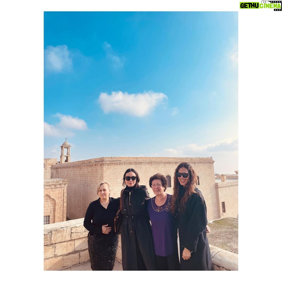 Birce Akalay - 167.2K Likes - Hikaye’de kalmasına kıyamadığım fotoğraflarımızla bu yılın son Mardin kavuşması.
Beni bilen Mardin’e ne denli düşkün olduğumu, o kadim şehrin sokaklarında kendimi ne kadar özgür hissettiğimi bilir. Yaşadığım ülkenin bir diğer ucunda bir şehir değil kapı komşum kadar yakın, evim kadar samimidir canım Mardin’im. İlk defa gören dostlarımı götürürken içimdeki ev sahibi heyecanı ve geçirdiğimiz güzel günler yine paha biçilemezdi benim için.
Daha çok fotoğraf var elbette kimseler gücenmesin diye hepsini koymak isterdim ama şimdilik bu kadar olsun..
Bu defa kalbime taht kuran cümle ise yine canım dostum Tacettin’in düşlerinden döküldü;
•••
“ Burada anahtarlar kapıları dışarıdan değil, içeriden açmak içindir. “
•••
Kapılarımızı güven ve huzurla insanlara açabildiğimiz,dileklerimizin,dualarımızın gökyüzüne salındığı, sevginin, kardeşliğin, özgürlüğün kalbimize kan pompaladığı bir 3 günü geride bıraktık.
Tüm dostlarıma çok teşekkür ederim.
🎄