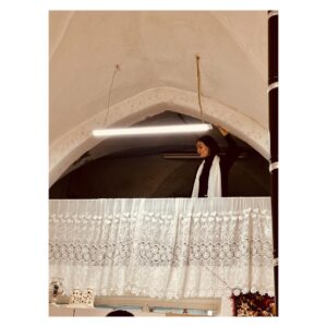 Birce Akalay Instagram - Hikaye’de kalmasına kıyamadığım fotoğraflarımızla bu yılın son Mardin kavuşması.
Beni bilen Mardin’e ne denli düşkün olduğumu, o kadim şehrin sokaklarında kendimi ne kadar özgür hissettiğimi bilir. Yaşadığım ülkenin bir diğer ucunda bir şehir değil kapı komşum kadar yakın, evim kadar samimidir canım Mardin’im. İlk defa gören dostlarımı götürürken içimdeki ev sahibi heyecanı ve geçirdiğimiz güzel günler yine paha biçilemezdi benim için. 
Daha çok fotoğraf var elbette kimseler gücenmesin diye hepsini koymak isterdim ama şimdilik bu kadar olsun..
Bu defa kalbime taht kuran cümle ise yine canım dostum Tacettin’in düşlerinden döküldü;
•••
“ Burada anahtarlar kapıları dışarıdan değil, içeriden açmak içindir. “
•••
Kapılarımızı güven ve huzurla insanlara açabildiğimiz,dileklerimizin,dualarımızın gökyüzüne salındığı, sevginin, kardeşliğin, özgürlüğün kalbimize kan pompaladığı bir 3 günü geride bıraktık.
Tüm dostlarıma çok teşekkür ederim.
🎄