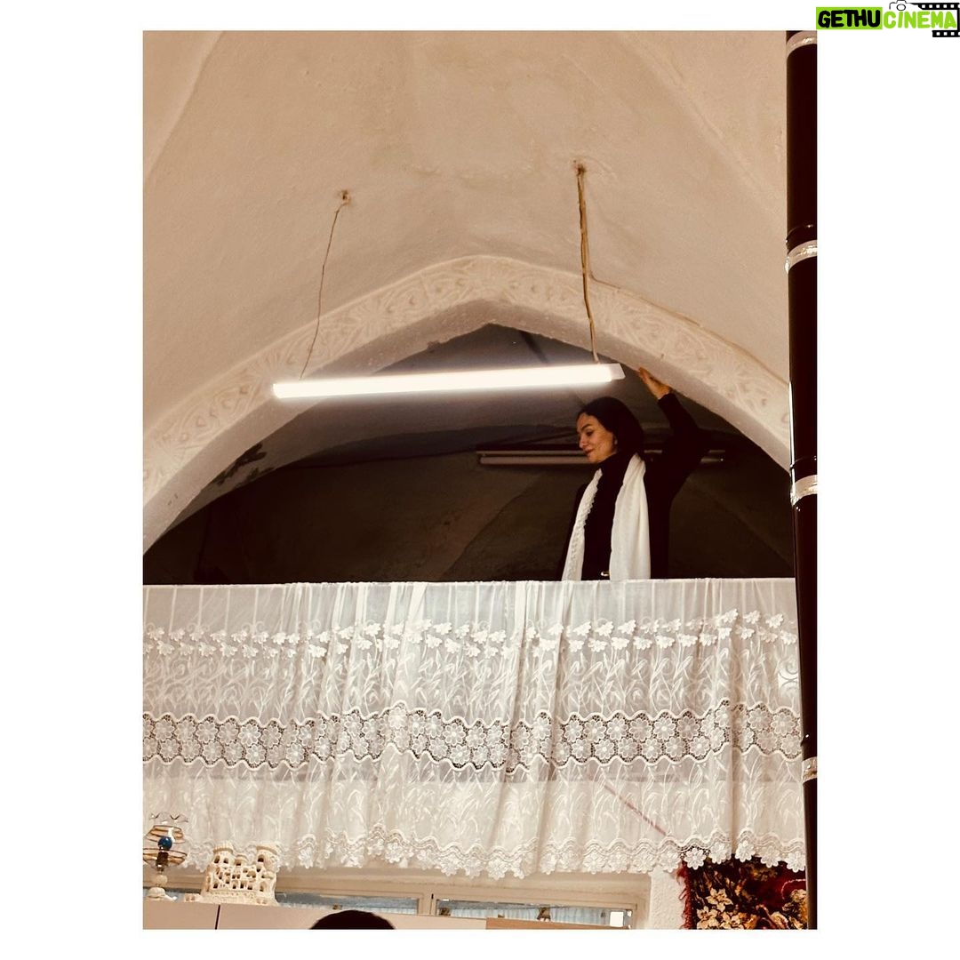 Birce Akalay - 167.2K Likes - Hikaye’de kalmasına kıyamadığım fotoğraflarımızla bu yılın son Mardin kavuşması.
Beni bilen Mardin’e ne denli düşkün olduğumu, o kadim şehrin sokaklarında kendimi ne kadar özgür hissettiğimi bilir. Yaşadığım ülkenin bir diğer ucunda bir şehir değil kapı komşum kadar yakın, evim kadar samimidir canım Mardin’im. İlk defa gören dostlarımı götürürken içimdeki ev sahibi heyecanı ve geçirdiğimiz güzel günler yine paha biçilemezdi benim için.
Daha çok fotoğraf var elbette kimseler gücenmesin diye hepsini koymak isterdim ama şimdilik bu kadar olsun..
Bu defa kalbime taht kuran cümle ise yine canım dostum Tacettin’in düşlerinden döküldü;
•••
“ Burada anahtarlar kapıları dışarıdan değil, içeriden açmak içindir. “
•••
Kapılarımızı güven ve huzurla insanlara açabildiğimiz,dileklerimizin,dualarımızın gökyüzüne salındığı, sevginin, kardeşliğin, özgürlüğün kalbimize kan pompaladığı bir 3 günü geride bıraktık.
Tüm dostlarıma çok teşekkür ederim.
🎄