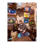 Birce Akalay Instagram - Hikaye’de kalmasına kıyamadığım fotoğraflarımızla bu yılın son Mardin kavuşması. Beni bilen Mardin’e ne denli düşkün olduğumu, o kadim şehrin sokaklarında kendimi ne kadar özgür hissettiğimi bilir. Yaşadığım ülkenin bir diğer ucunda bir şehir değil kapı komşum kadar yakın, evim kadar samimidir canım Mardin’im. İlk defa gören dostlarımı götürürken içimdeki ev sahibi heyecanı ve geçirdiğimiz güzel günler yine paha biçilemezdi benim için. Daha çok fotoğraf var elbette kimseler gücenmesin diye hepsini koymak isterdim ama şimdilik bu kadar olsun.. Bu defa kalbime taht kuran cümle ise yine canım dostum Tacettin’in düşlerinden döküldü; ••• “ Burada anahtarlar kapıları dışarıdan değil, içeriden açmak içindir. “ ••• Kapılarımızı güven ve huzurla insanlara açabildiğimiz,dileklerimizin,dualarımızın gökyüzüne salındığı, sevginin, kardeşliğin, özgürlüğün kalbimize kan pompaladığı bir 3 günü geride bıraktık. Tüm dostlarıma çok teşekkür ederim. 🎄 Mardin,Turkey