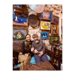 Birce Akalay Instagram - Hikaye’de kalmasına kıyamadığım fotoğraflarımızla bu yılın son Mardin kavuşması.
Beni bilen Mardin’e ne denli düşkün olduğumu, o kadim şehrin sokaklarında kendimi ne kadar özgür hissettiğimi bilir. Yaşadığım ülkenin bir diğer ucunda bir şehir değil kapı komşum kadar yakın, evim kadar samimidir canım Mardin’im. İlk defa gören dostlarımı götürürken içimdeki ev sahibi heyecanı ve geçirdiğimiz güzel günler yine paha biçilemezdi benim için. 
Daha çok fotoğraf var elbette kimseler gücenmesin diye hepsini koymak isterdim ama şimdilik bu kadar olsun..
Bu defa kalbime taht kuran cümle ise yine canım dostum Tacettin’in düşlerinden döküldü;
•••
“ Burada anahtarlar kapıları dışarıdan değil, içeriden açmak içindir. “
•••
Kapılarımızı güven ve huzurla insanlara açabildiğimiz,dileklerimizin,dualarımızın gökyüzüne salındığı, sevginin, kardeşliğin, özgürlüğün kalbimize kan pompaladığı bir 3 günü geride bıraktık.
Tüm dostlarıma çok teşekkür ederim.
🎄