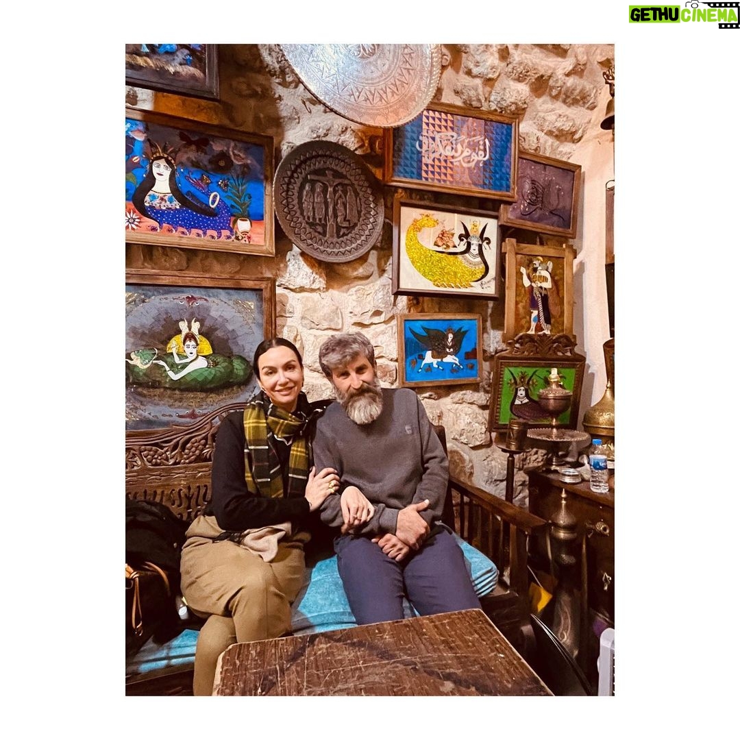 Birce Akalay - 167.2K Likes - Hikaye’de kalmasına kıyamadığım fotoğraflarımızla bu yılın son Mardin kavuşması.
Beni bilen Mardin’e ne denli düşkün olduğumu, o kadim şehrin sokaklarında kendimi ne kadar özgür hissettiğimi bilir. Yaşadığım ülkenin bir diğer ucunda bir şehir değil kapı komşum kadar yakın, evim kadar samimidir canım Mardin’im. İlk defa gören dostlarımı götürürken içimdeki ev sahibi heyecanı ve geçirdiğimiz güzel günler yine paha biçilemezdi benim için.
Daha çok fotoğraf var elbette kimseler gücenmesin diye hepsini koymak isterdim ama şimdilik bu kadar olsun..
Bu defa kalbime taht kuran cümle ise yine canım dostum Tacettin’in düşlerinden döküldü;
•••
“ Burada anahtarlar kapıları dışarıdan değil, içeriden açmak içindir. “
•••
Kapılarımızı güven ve huzurla insanlara açabildiğimiz,dileklerimizin,dualarımızın gökyüzüne salındığı, sevginin, kardeşliğin, özgürlüğün kalbimize kan pompaladığı bir 3 günü geride bıraktık.
Tüm dostlarıma çok teşekkür ederim.
🎄
