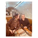 Birce Akalay Instagram - Hikaye’de kalmasına kıyamadığım fotoğraflarımızla bu yılın son Mardin kavuşması. Beni bilen Mardin’e ne denli düşkün olduğumu, o kadim şehrin sokaklarında kendimi ne kadar özgür hissettiğimi bilir. Yaşadığım ülkenin bir diğer ucunda bir şehir değil kapı komşum kadar yakın, evim kadar samimidir canım Mardin’im. İlk defa gören dostlarımı götürürken içimdeki ev sahibi heyecanı ve geçirdiğimiz güzel günler yine paha biçilemezdi benim için. Daha çok fotoğraf var elbette kimseler gücenmesin diye hepsini koymak isterdim ama şimdilik bu kadar olsun.. Bu defa kalbime taht kuran cümle ise yine canım dostum Tacettin’in düşlerinden döküldü; ••• “ Burada anahtarlar kapıları dışarıdan değil, içeriden açmak içindir. “ ••• Kapılarımızı güven ve huzurla insanlara açabildiğimiz,dileklerimizin,dualarımızın gökyüzüne salındığı, sevginin, kardeşliğin, özgürlüğün kalbimize kan pompaladığı bir 3 günü geride bıraktık. Tüm dostlarıma çok teşekkür ederim. 🎄 Mardin,Turkey