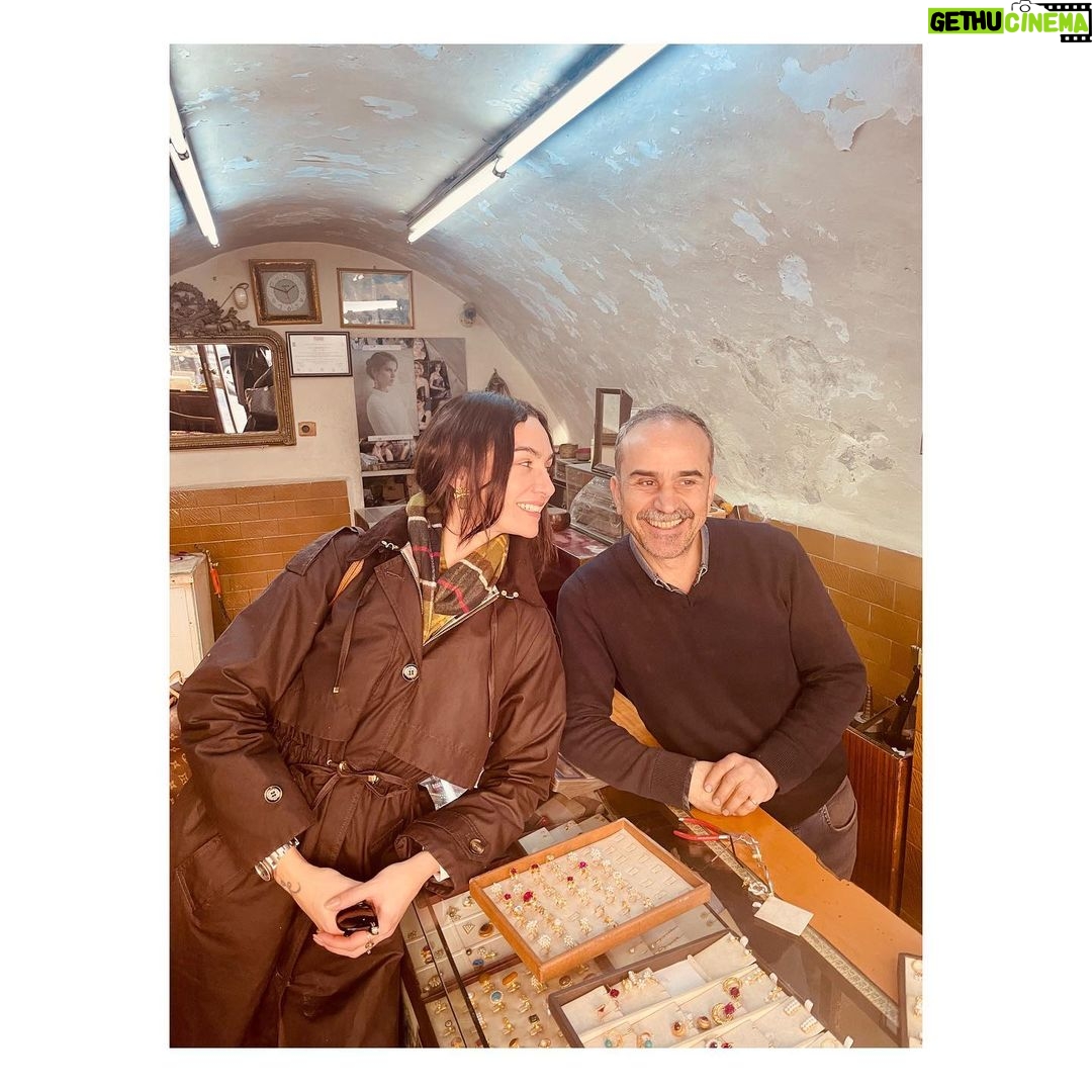 Birce Akalay - 167.2K Likes - Hikaye’de kalmasına kıyamadığım fotoğraflarımızla bu yılın son Mardin kavuşması.
Beni bilen Mardin’e ne denli düşkün olduğumu, o kadim şehrin sokaklarında kendimi ne kadar özgür hissettiğimi bilir. Yaşadığım ülkenin bir diğer ucunda bir şehir değil kapı komşum kadar yakın, evim kadar samimidir canım Mardin’im. İlk defa gören dostlarımı götürürken içimdeki ev sahibi heyecanı ve geçirdiğimiz güzel günler yine paha biçilemezdi benim için.
Daha çok fotoğraf var elbette kimseler gücenmesin diye hepsini koymak isterdim ama şimdilik bu kadar olsun..
Bu defa kalbime taht kuran cümle ise yine canım dostum Tacettin’in düşlerinden döküldü;
•••
“ Burada anahtarlar kapıları dışarıdan değil, içeriden açmak içindir. “
•••
Kapılarımızı güven ve huzurla insanlara açabildiğimiz,dileklerimizin,dualarımızın gökyüzüne salındığı, sevginin, kardeşliğin, özgürlüğün kalbimize kan pompaladığı bir 3 günü geride bıraktık.
Tüm dostlarıma çok teşekkür ederim.
🎄