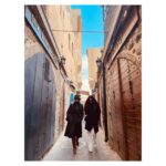 Birce Akalay Instagram - Hikaye’de kalmasına kıyamadığım fotoğraflarımızla bu yılın son Mardin kavuşması. Beni bilen Mardin’e ne denli düşkün olduğumu, o kadim şehrin sokaklarında kendimi ne kadar özgür hissettiğimi bilir. Yaşadığım ülkenin bir diğer ucunda bir şehir değil kapı komşum kadar yakın, evim kadar samimidir canım Mardin’im. İlk defa gören dostlarımı götürürken içimdeki ev sahibi heyecanı ve geçirdiğimiz güzel günler yine paha biçilemezdi benim için. Daha çok fotoğraf var elbette kimseler gücenmesin diye hepsini koymak isterdim ama şimdilik bu kadar olsun.. Bu defa kalbime taht kuran cümle ise yine canım dostum Tacettin’in düşlerinden döküldü; ••• “ Burada anahtarlar kapıları dışarıdan değil, içeriden açmak içindir. “ ••• Kapılarımızı güven ve huzurla insanlara açabildiğimiz,dileklerimizin,dualarımızın gökyüzüne salındığı, sevginin, kardeşliğin, özgürlüğün kalbimize kan pompaladığı bir 3 günü geride bıraktık. Tüm dostlarıma çok teşekkür ederim. 🎄 Mardin,Turkey