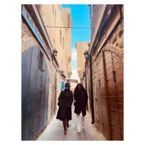 Birce Akalay Instagram - Hikaye’de kalmasına kıyamadığım fotoğraflarımızla bu yılın son Mardin kavuşması.
Beni bilen Mardin’e ne denli düşkün olduğumu, o kadim şehrin sokaklarında kendimi ne kadar özgür hissettiğimi bilir. Yaşadığım ülkenin bir diğer ucunda bir şehir değil kapı komşum kadar yakın, evim kadar samimidir canım Mardin’im. İlk defa gören dostlarımı götürürken içimdeki ev sahibi heyecanı ve geçirdiğimiz güzel günler yine paha biçilemezdi benim için. 
Daha çok fotoğraf var elbette kimseler gücenmesin diye hepsini koymak isterdim ama şimdilik bu kadar olsun..
Bu defa kalbime taht kuran cümle ise yine canım dostum Tacettin’in düşlerinden döküldü;
•••
“ Burada anahtarlar kapıları dışarıdan değil, içeriden açmak içindir. “
•••
Kapılarımızı güven ve huzurla insanlara açabildiğimiz,dileklerimizin,dualarımızın gökyüzüne salındığı, sevginin, kardeşliğin, özgürlüğün kalbimize kan pompaladığı bir 3 günü geride bıraktık.
Tüm dostlarıma çok teşekkür ederim.
🎄