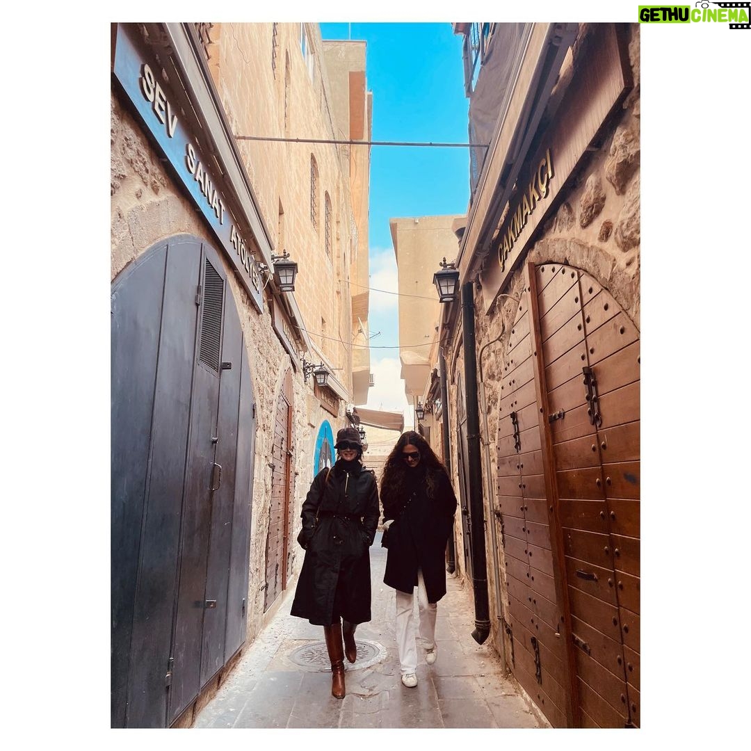 Birce Akalay - 167.2K Likes - Hikaye’de kalmasına kıyamadığım fotoğraflarımızla bu yılın son Mardin kavuşması.
Beni bilen Mardin’e ne denli düşkün olduğumu, o kadim şehrin sokaklarında kendimi ne kadar özgür hissettiğimi bilir. Yaşadığım ülkenin bir diğer ucunda bir şehir değil kapı komşum kadar yakın, evim kadar samimidir canım Mardin’im. İlk defa gören dostlarımı götürürken içimdeki ev sahibi heyecanı ve geçirdiğimiz güzel günler yine paha biçilemezdi benim için.
Daha çok fotoğraf var elbette kimseler gücenmesin diye hepsini koymak isterdim ama şimdilik bu kadar olsun..
Bu defa kalbime taht kuran cümle ise yine canım dostum Tacettin’in düşlerinden döküldü;
•••
“ Burada anahtarlar kapıları dışarıdan değil, içeriden açmak içindir. “
•••
Kapılarımızı güven ve huzurla insanlara açabildiğimiz,dileklerimizin,dualarımızın gökyüzüne salındığı, sevginin, kardeşliğin, özgürlüğün kalbimize kan pompaladığı bir 3 günü geride bıraktık.
Tüm dostlarıma çok teşekkür ederim.
🎄