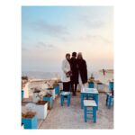 Birce Akalay Instagram - Hikaye’de kalmasına kıyamadığım fotoğraflarımızla bu yılın son Mardin kavuşması. Beni bilen Mardin’e ne denli düşkün olduğumu, o kadim şehrin sokaklarında kendimi ne kadar özgür hissettiğimi bilir. Yaşadığım ülkenin bir diğer ucunda bir şehir değil kapı komşum kadar yakın, evim kadar samimidir canım Mardin’im. İlk defa gören dostlarımı götürürken içimdeki ev sahibi heyecanı ve geçirdiğimiz güzel günler yine paha biçilemezdi benim için. Daha çok fotoğraf var elbette kimseler gücenmesin diye hepsini koymak isterdim ama şimdilik bu kadar olsun.. Bu defa kalbime taht kuran cümle ise yine canım dostum Tacettin’in düşlerinden döküldü; ••• “ Burada anahtarlar kapıları dışarıdan değil, içeriden açmak içindir. “ ••• Kapılarımızı güven ve huzurla insanlara açabildiğimiz,dileklerimizin,dualarımızın gökyüzüne salındığı, sevginin, kardeşliğin, özgürlüğün kalbimize kan pompaladığı bir 3 günü geride bıraktık. Tüm dostlarıma çok teşekkür ederim. 🎄 Mardin,Turkey
