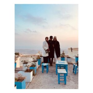 Birce Akalay Instagram - Hikaye’de kalmasına kıyamadığım fotoğraflarımızla bu yılın son Mardin kavuşması.
Beni bilen Mardin’e ne denli düşkün olduğumu, o kadim şehrin sokaklarında kendimi ne kadar özgür hissettiğimi bilir. Yaşadığım ülkenin bir diğer ucunda bir şehir değil kapı komşum kadar yakın, evim kadar samimidir canım Mardin’im. İlk defa gören dostlarımı götürürken içimdeki ev sahibi heyecanı ve geçirdiğimiz güzel günler yine paha biçilemezdi benim için. 
Daha çok fotoğraf var elbette kimseler gücenmesin diye hepsini koymak isterdim ama şimdilik bu kadar olsun..
Bu defa kalbime taht kuran cümle ise yine canım dostum Tacettin’in düşlerinden döküldü;
•••
“ Burada anahtarlar kapıları dışarıdan değil, içeriden açmak içindir. “
•••
Kapılarımızı güven ve huzurla insanlara açabildiğimiz,dileklerimizin,dualarımızın gökyüzüne salındığı, sevginin, kardeşliğin, özgürlüğün kalbimize kan pompaladığı bir 3 günü geride bıraktık.
Tüm dostlarıma çok teşekkür ederim.
🎄