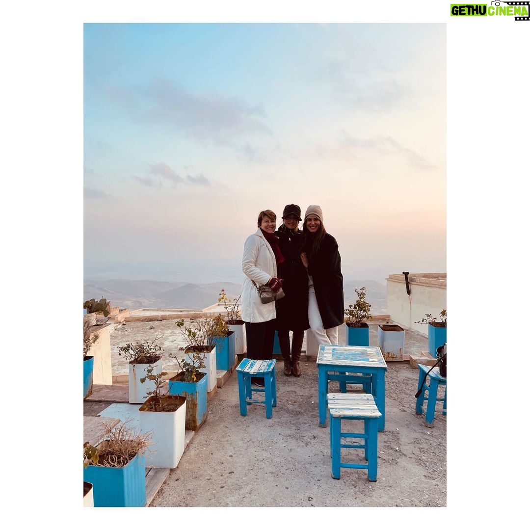 Birce Akalay - 167.2K Likes - Hikaye’de kalmasına kıyamadığım fotoğraflarımızla bu yılın son Mardin kavuşması.
Beni bilen Mardin’e ne denli düşkün olduğumu, o kadim şehrin sokaklarında kendimi ne kadar özgür hissettiğimi bilir. Yaşadığım ülkenin bir diğer ucunda bir şehir değil kapı komşum kadar yakın, evim kadar samimidir canım Mardin’im. İlk defa gören dostlarımı götürürken içimdeki ev sahibi heyecanı ve geçirdiğimiz güzel günler yine paha biçilemezdi benim için.
Daha çok fotoğraf var elbette kimseler gücenmesin diye hepsini koymak isterdim ama şimdilik bu kadar olsun..
Bu defa kalbime taht kuran cümle ise yine canım dostum Tacettin’in düşlerinden döküldü;
•••
“ Burada anahtarlar kapıları dışarıdan değil, içeriden açmak içindir. “
•••
Kapılarımızı güven ve huzurla insanlara açabildiğimiz,dileklerimizin,dualarımızın gökyüzüne salındığı, sevginin, kardeşliğin, özgürlüğün kalbimize kan pompaladığı bir 3 günü geride bıraktık.
Tüm dostlarıma çok teşekkür ederim.
🎄