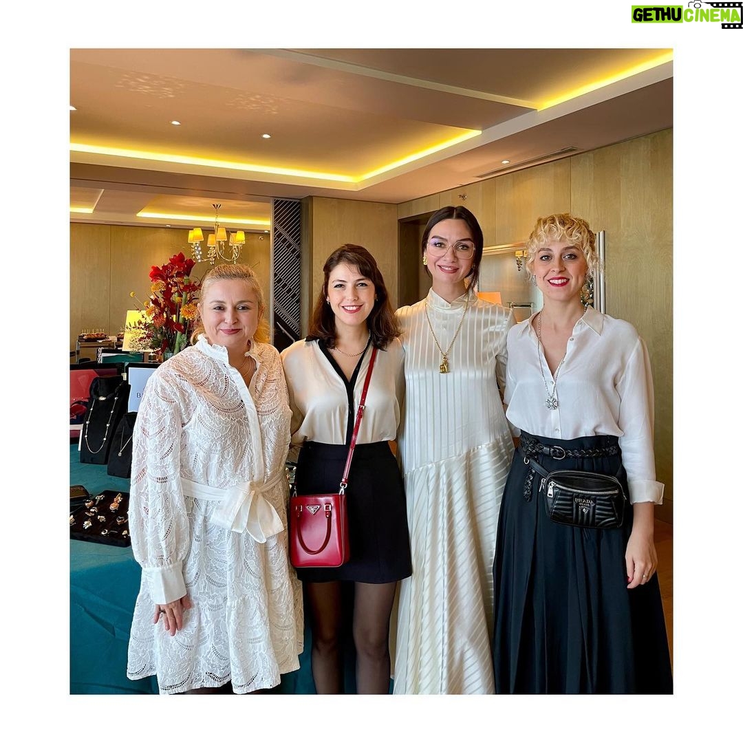 Birce Akalay Instagram - Bu dumpın adını Charlie & The Angels olarak belirliyorum. Charlie kim altını hiç çizmeme gerek yok bence. ❣️ Love you ladies to the moon and back! ❣️ @yururgezer @tedikimediterranean @mjgndalyan