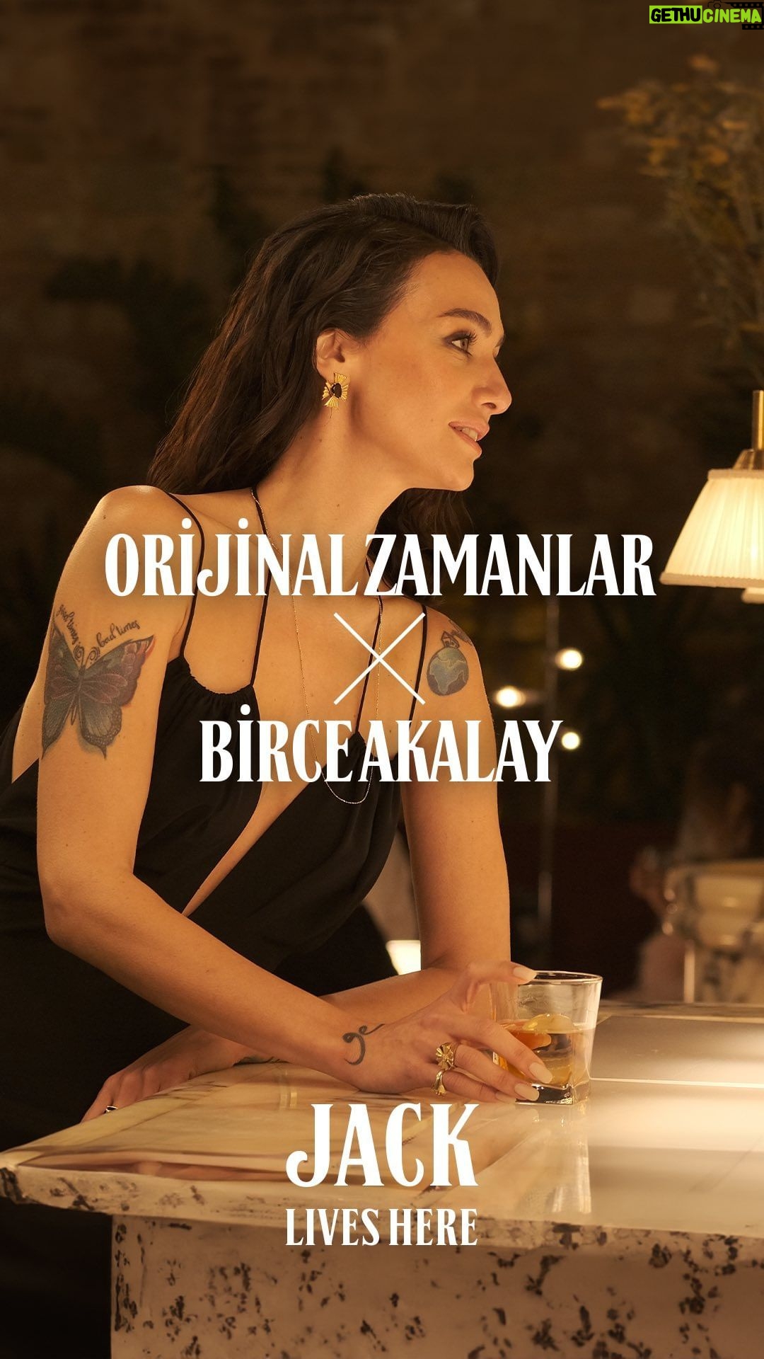 Birce Akalay Instagram - En son ne zaman gerçekten istediğin bir şeyi yaptın? Ertelemeden... Belki bugün bardağın şeklini almayı bırakma günüdür. Kendi “Orijinal Zamanlar”ını yaratma vakti... 🖤 #ŞimdiDeğilseNeZaman #işbirliği