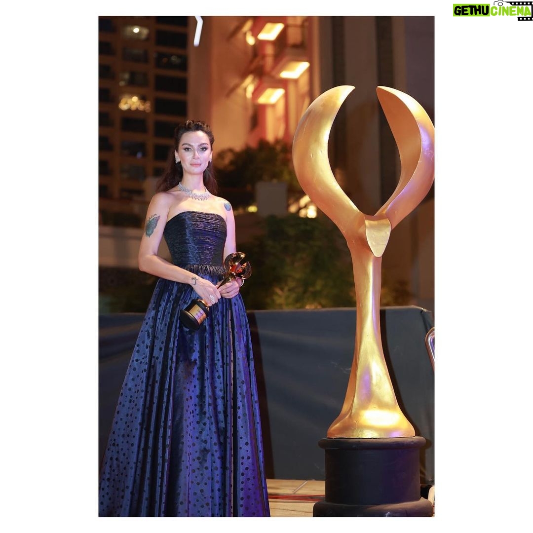 Birce Akalay - 271.1K Likes - Thank you DIAFA for honoring me & your great hospitality.
It was a fast but unforgetable journey to Dubai this time.
@diafaofficial
And dear Gisele thank you for everything.
@giselebaykal
•••
Thank you my dear friends who makes me feel stunning last night.
•••
Evening gown: Özgür Masur
@ozgurmasur
Jewellery: Monan
@monanjewellery
Hair: No21 / Ferit Belli
@feritbelli @no21istanbul
Make Up: Gülüm Erzincan
@gulumerzincan
🥂💙💫🎠