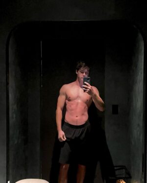 Blake Gray Instagram - Took a month off from the gym.. time to get back in shape 🕺 Also ice baths are no joke, gonna try and do it 3 times a week for the next month ! Wish me luck