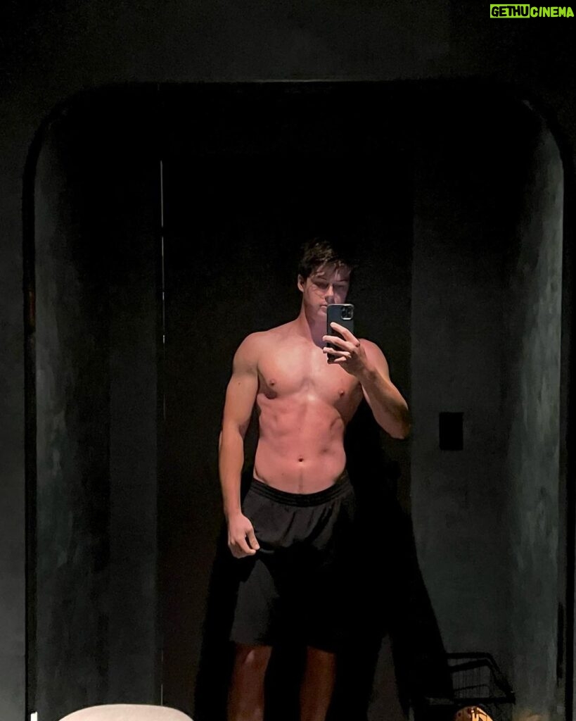 Blake Gray Instagram - Took a month off from the gym.. time to get back in shape 🕺 Also ice baths are no joke, gonna try and do it 3 times a week for the next month ! Wish me luck