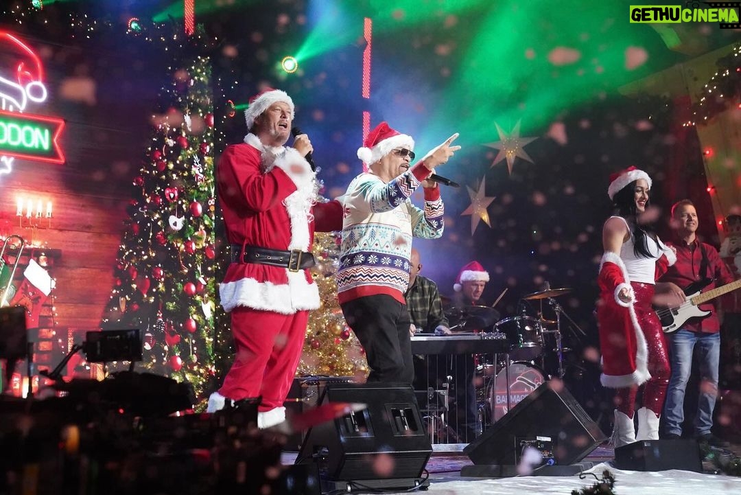 Blake Shelton Instagram - Santa's trading in the egg nog tonight!!! Don't miss the #Barmageddon Holiday Special on @nbc after @nbcthevoice!
