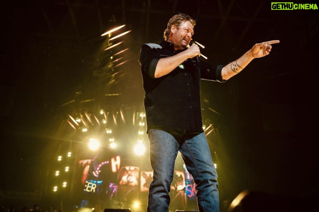 Blake Shelton Instagram - Last night in Milwaukee.. and that's a wrap on week 1 of the #BackToTheHonkyTonk Tour presented by Kubota!!!! @rodeohouston is up next on Tuesday then the tour picks back up in Lafayette!!!! Let's keep the party going!!!!! Fiserv Forum