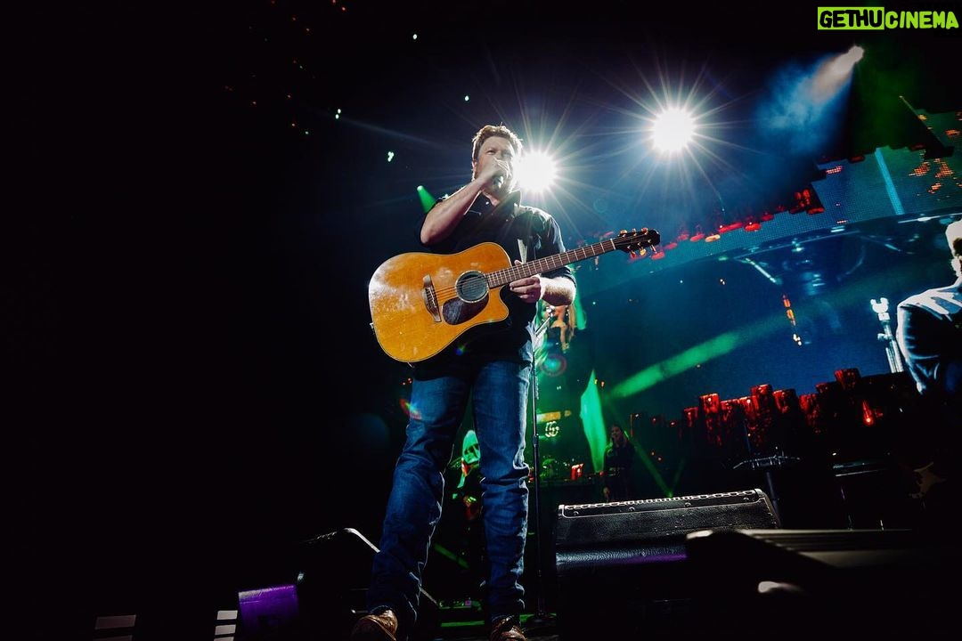 Blake Shelton Instagram - We're just getting warmed up!!! And Detroit brought it!!!!! Damn!!! Milwaukee, let's see what y'all got tonight!!!! #BackToTheHonkyTonk Little Caesars Arena
