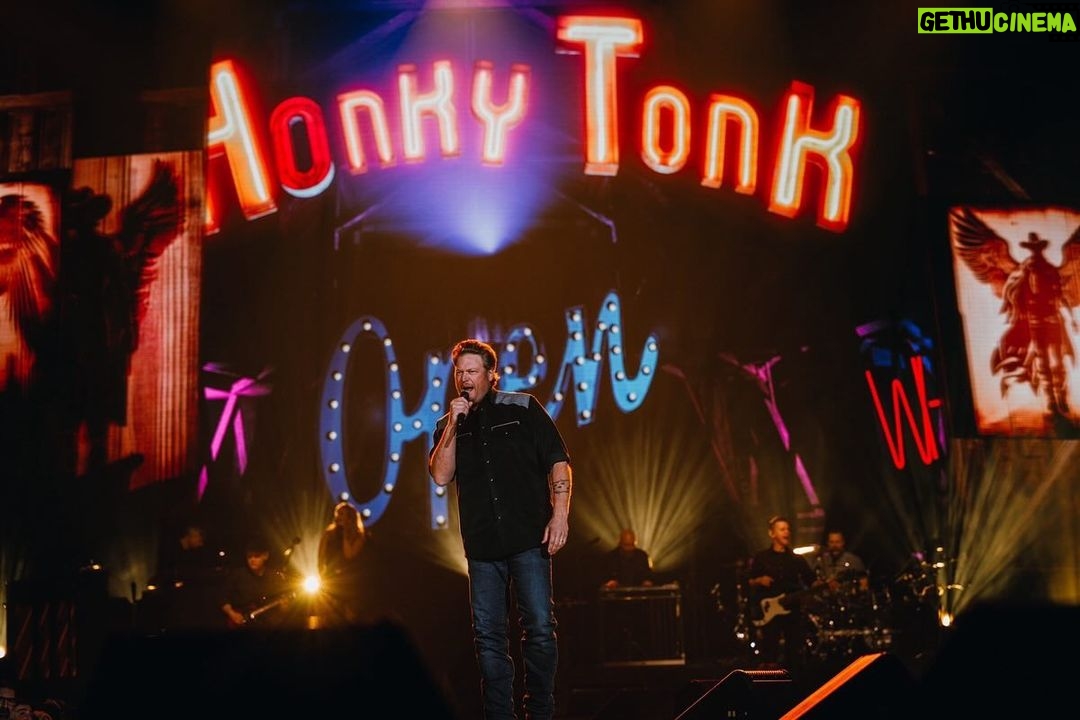 Blake Shelton Instagram - The honky tonk is open. Hershey, thanks for kicking off the tour with us.. Detroit, you're next!!!! #BackToTheHonkyTonk Giant Center