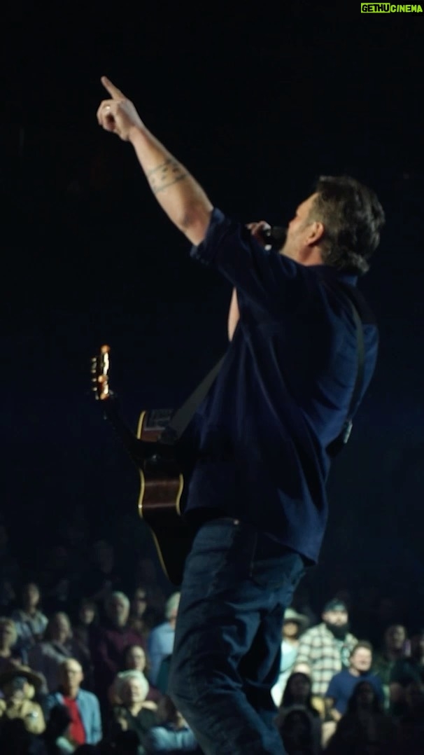 Blake Shelton Instagram - Having nothing but a damn good time.. Can't wait to get back on the #BackToTheHonkyTonk Tour presented by @kubotausa with the best country music fans this week!!!!