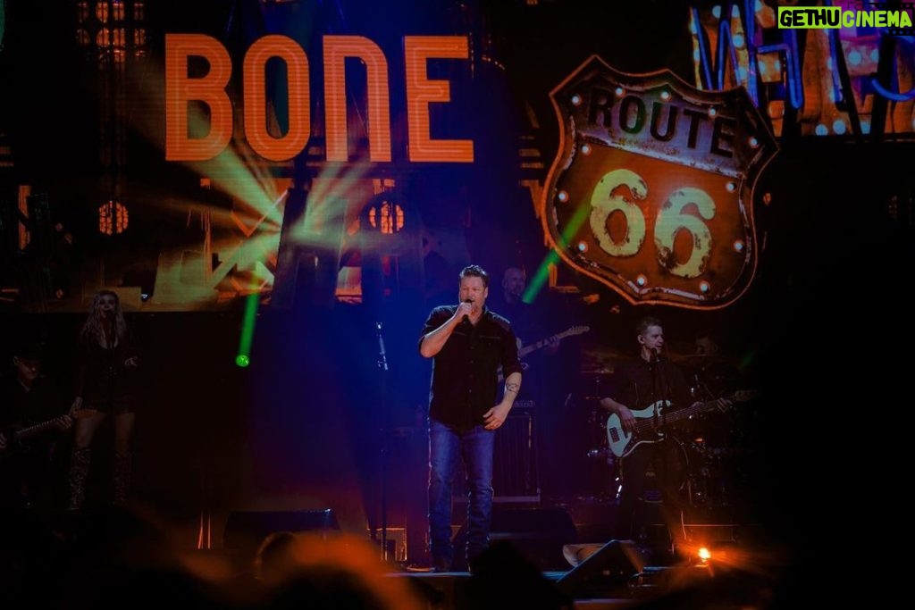 Blake Shelton Instagram - Cheers to another weekend of the #BackToTheHonkyTonk Tour presented by @kubotausa!!!!