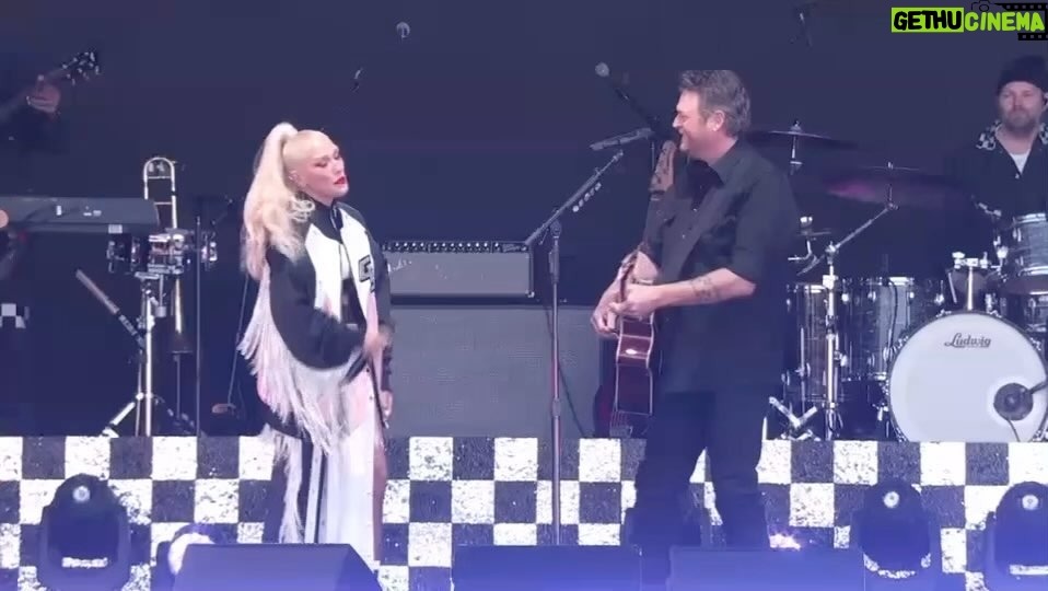 Blake Shelton Instagram - @gwenstefani and @blakeshelton rocked the #TikTokTailgate stage on Super Bowl Sunday with the live debut of their new single Purple Irises 🪻🤩