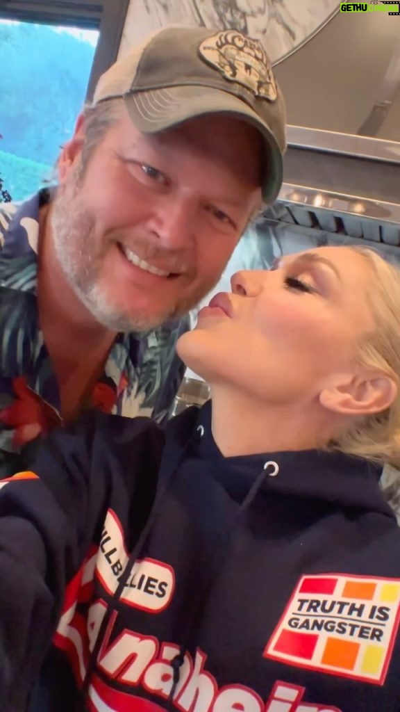 Blake Shelton Instagram - from our family 2 yours, we hope u had a very merry Christmas :) 🎄🥰 gx