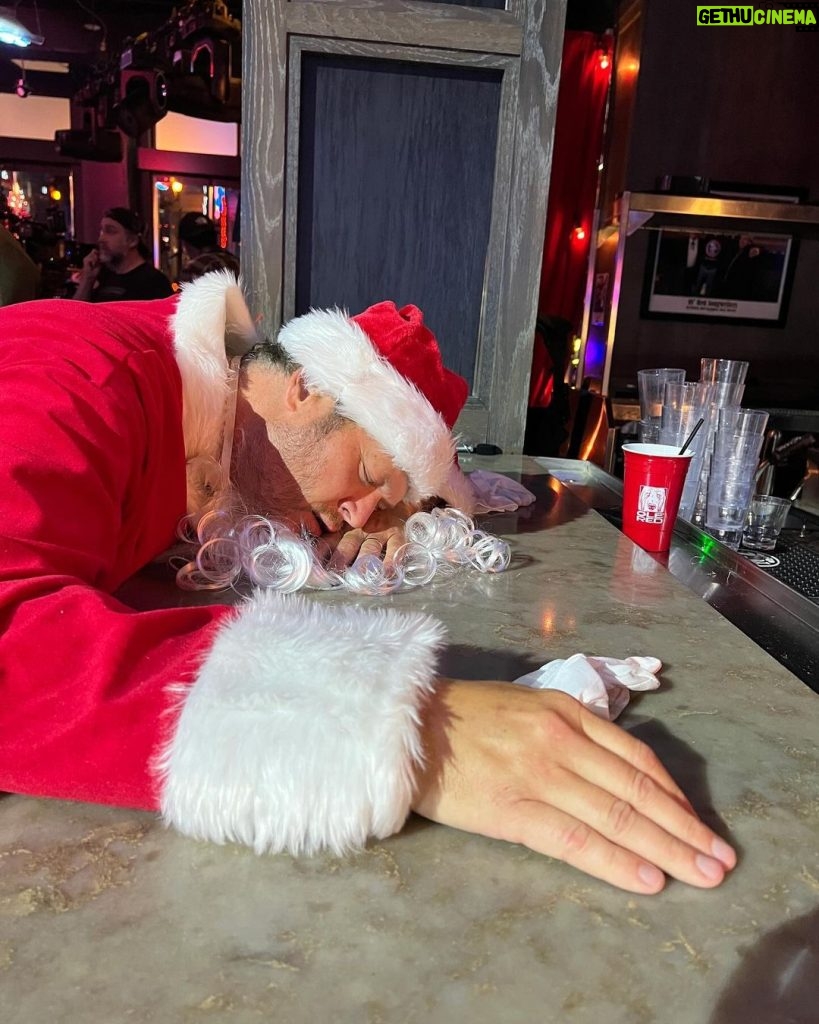 Blake Shelton Instagram - Santa's had a long night.. watch the @barmageddonusa Holiday special tonight on @usanetwork! #Barmageddon