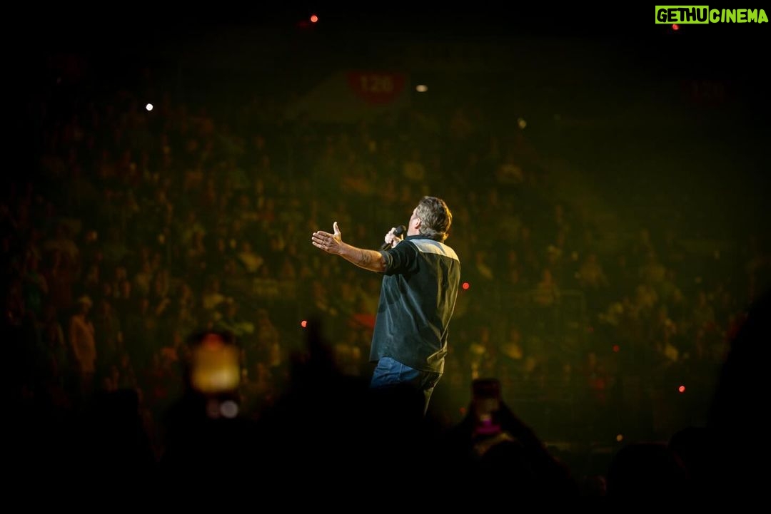 Blake Shelton Instagram - Lafayette!!! Had a great time at the CAJUNDOME!!! Austin, see y'all tonight!!!