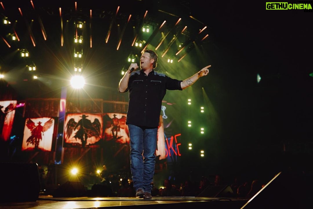 Blake Shelton Instagram - We're just getting warmed up!!! And Detroit brought it!!!!! Damn!!! Milwaukee, let's see what y'all got tonight!!!! #BackToTheHonkyTonk Little Caesars Arena
