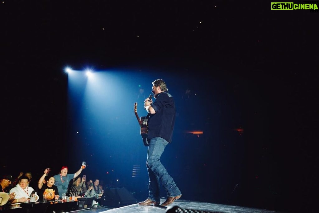 Blake Shelton Instagram - We're just getting warmed up!!! And Detroit brought it!!!!! Damn!!! Milwaukee, let's see what y'all got tonight!!!! #BackToTheHonkyTonk Little Caesars Arena