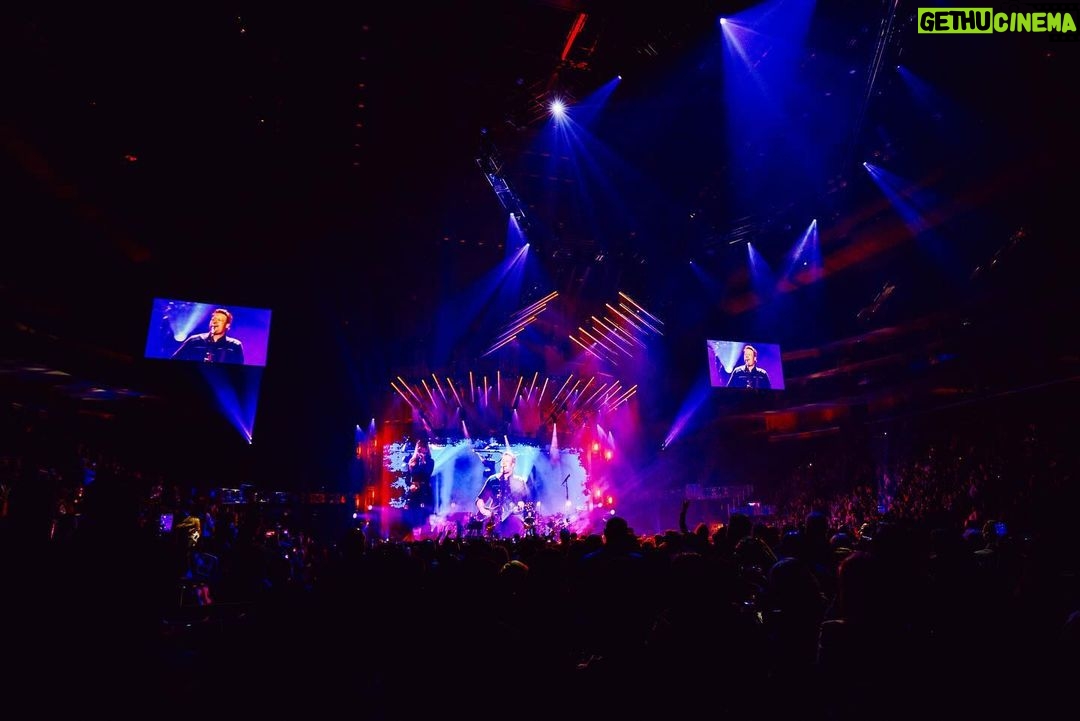 Blake Shelton Instagram - We're just getting warmed up!!! And Detroit brought it!!!!! Damn!!! Milwaukee, let's see what y'all got tonight!!!! #BackToTheHonkyTonk Little Caesars Arena