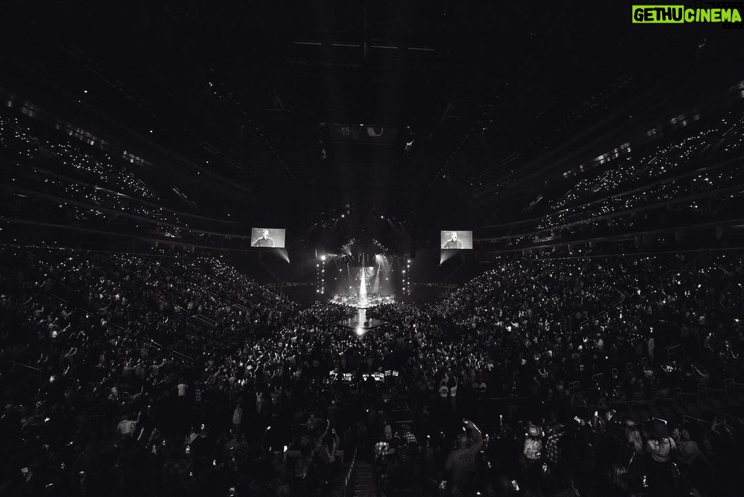 Blake Shelton Instagram - We're just getting warmed up!!! And Detroit brought it!!!!! Damn!!! Milwaukee, let's see what y'all got tonight!!!! #BackToTheHonkyTonk Little Caesars Arena