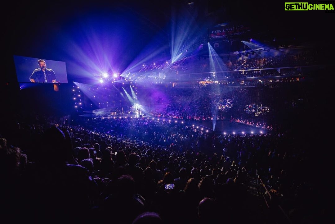 Blake Shelton Instagram - The honky tonk is open. Hershey, thanks for kicking off the tour with us.. Detroit, you're next!!!! #BackToTheHonkyTonk Giant Center