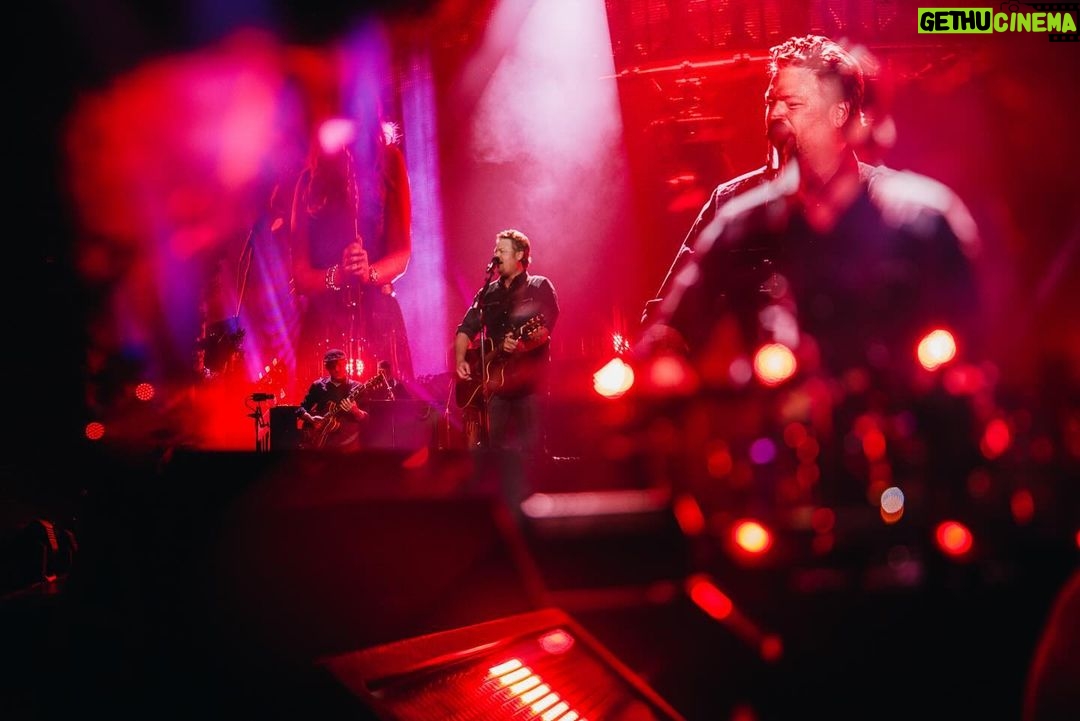 Blake Shelton Instagram - The honky tonk is open. Hershey, thanks for kicking off the tour with us.. Detroit, you're next!!!! #BackToTheHonkyTonk Giant Center