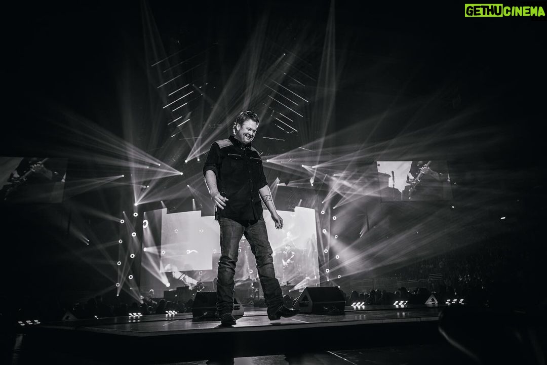 Blake Shelton Instagram - The honky tonk is open. Hershey, thanks for kicking off the tour with us.. Detroit, you're next!!!! #BackToTheHonkyTonk Giant Center