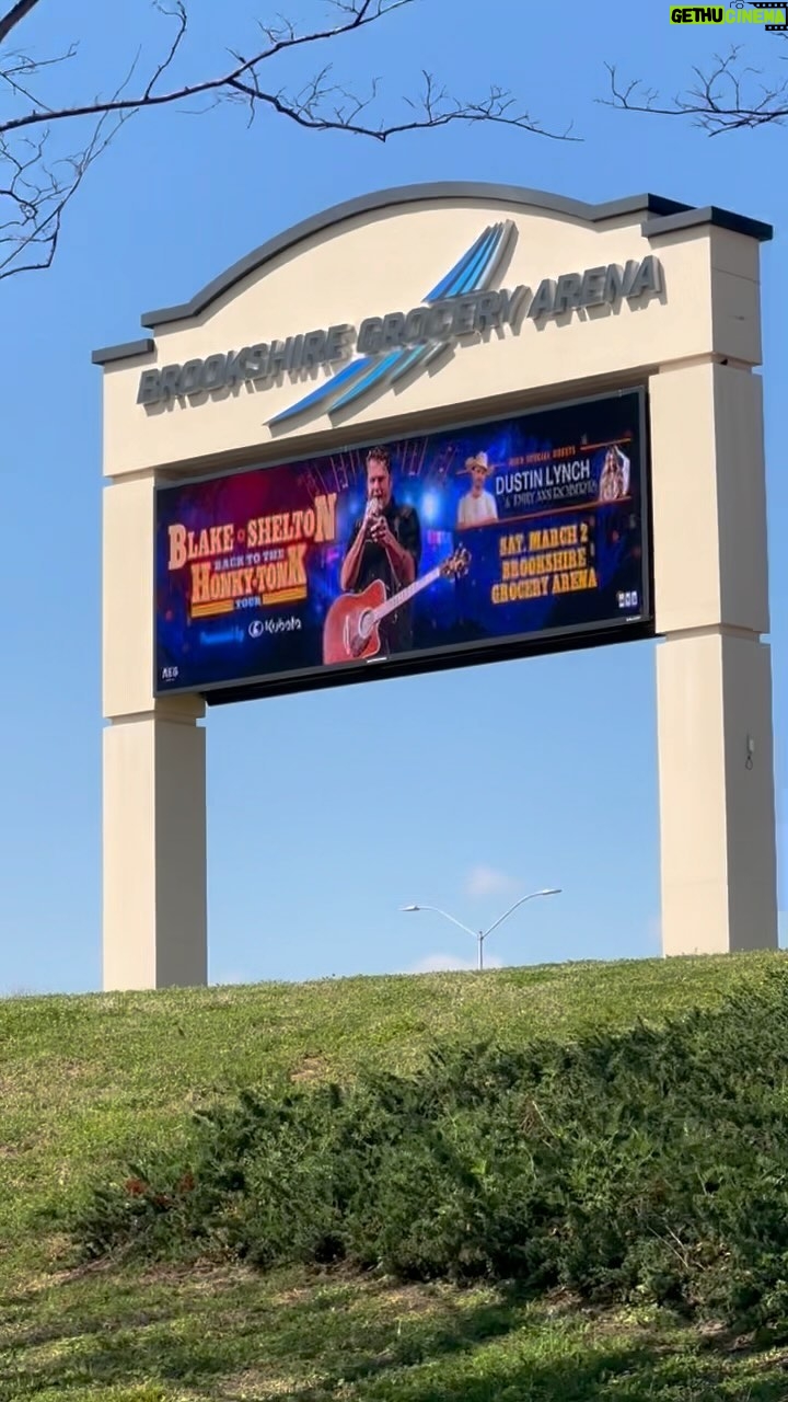 Blake Shelton Instagram - Now this is what I call Kubota country!!!!!!! #kubota #backtothehonkytonk Brookshire Grocery Arena