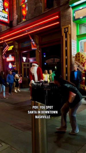 Blake Shelton Instagram - Y'all see Santa headed to @olered?!? @barmageddonusa 

#Barmageddon #Christmas #Nashville