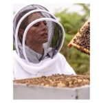 Blanca Suárez Instagram - Comparto el compromiso de mi familia @Guerlain por la conservación y protección de las abejas, gracias por enseñarme tanto.... Y preparándome para participar en su proyecto Bee School ♡♡ Os mantendré informados... #WorldBeeDay #Guerlainforbees #GuerlainBeeSchool Île de Ouessant