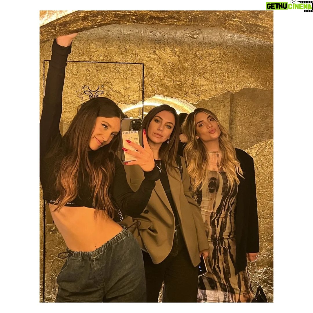Blanca Suárez Instagram - b e b a s fiufiú @mariapedraza_ @mariaroberts25
