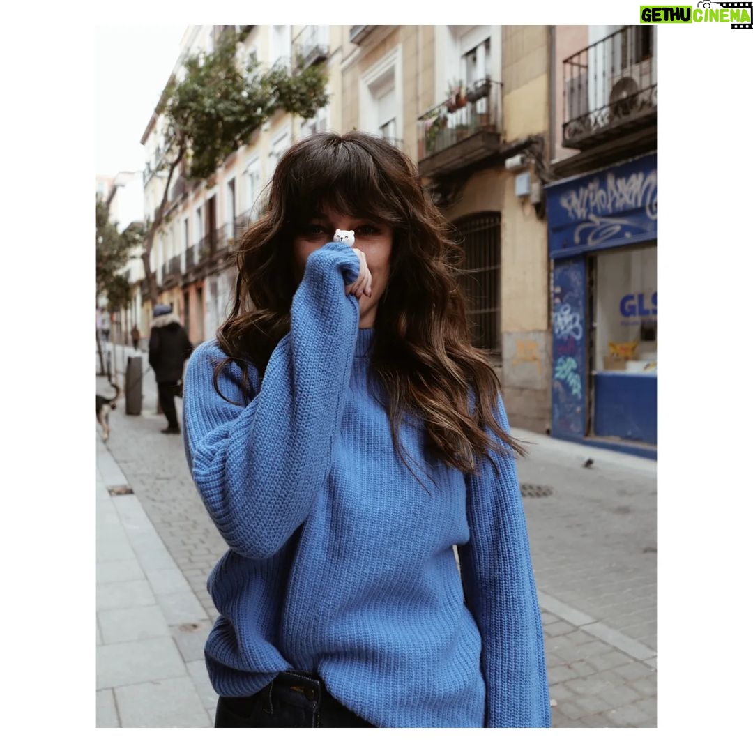 Blanca Suárez Instagram - Me ha tocado ese anillo de oso en una bolsa sorpresa. En la foto 2 está posando cada poro de nuestro cuerpo @mariaroberts25