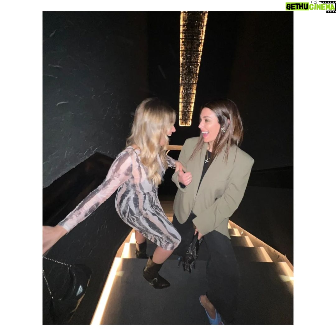 Blanca Suárez Instagram - b e b a s fiufiú @mariapedraza_ @mariaroberts25