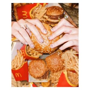 Blanca Suárez Instagram - 🍔X  d o b l e  X🍔

Queridos reyes magos, quiero: Big Mac doble (que está por tiempo limitado), quiero doble de carne, doble de patatas, doble de Coca-Cola Zero, doble de brilli brilli, quiero doble de todo por favor....
@mcdonalds_es
@cocacola_esp
#BigMacDOBLE
#ad