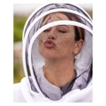 Blanca Suárez Instagram - Orgullosa de formar parte de la familia @Guerlain y compartir su compromiso de protección de las abejas. Hoy es el Día Mundial de las Abejas. Muchos tesoros y recursos naturales dependen de las 🐝 🐝 🐝 Comprometerse con su protección significa esforzarse por transmitir las maravillas de la Naturaleza a las generaciones futuras, salvaguardando su futuro. #GuerlainForBees #WorldBeeDay