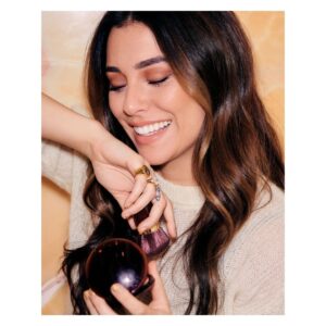 Blanca Suárez Instagram - el sol en mi mano⭐️
Efecto buena cara de inmediato con los nuevos #Terracotta Light... 96% de ingredientes de origen natural, son el sol que cuida mi piel
@Guerlain 
#GuerlainMakeup 
#publi